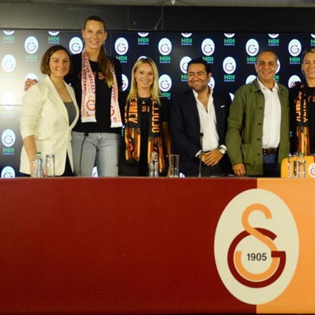 Galatasaray'dan voleybolda toplu imza