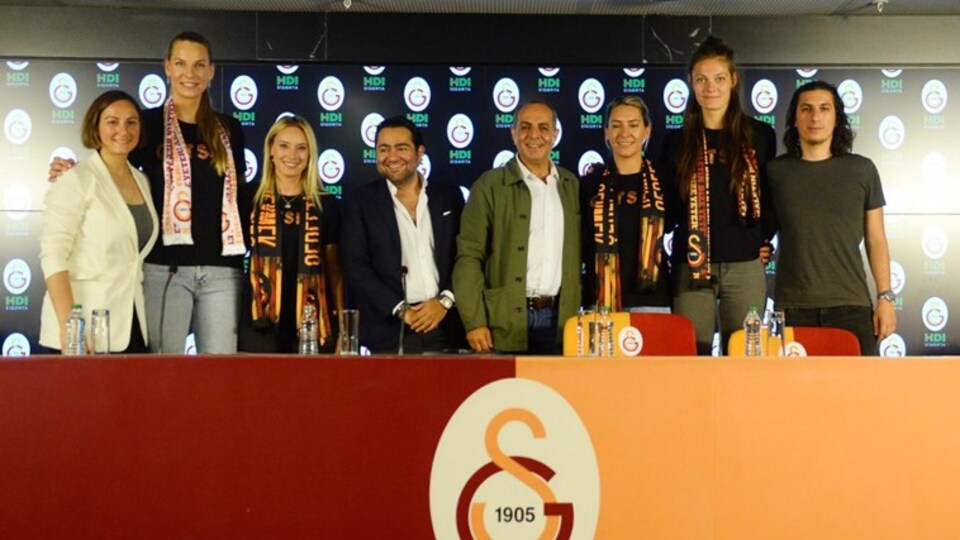 Galatasaray'dan voleybolda toplu imza