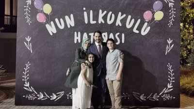 Bakan Albayrak aile fotoğrafı paylaştı