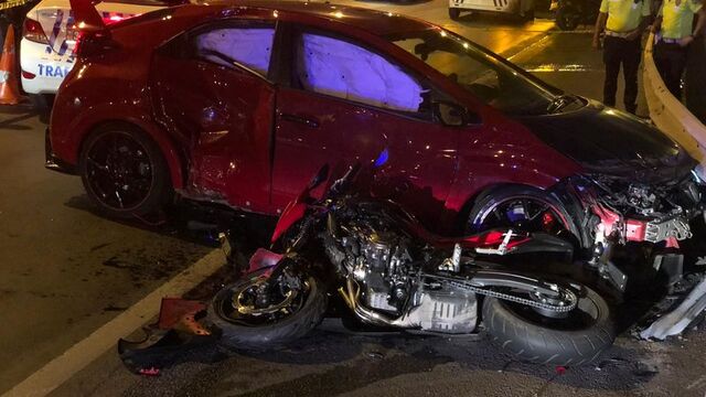 Otomobil motosikletli gruba çarptı: 1 ölü, 2 yaralı