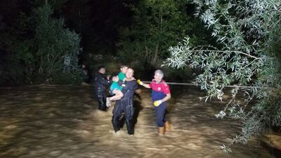 Çayda mahsur kalan 4 kişi kurtarıldı