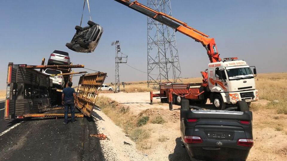 Lüks cip taşıyan TIR devrildi