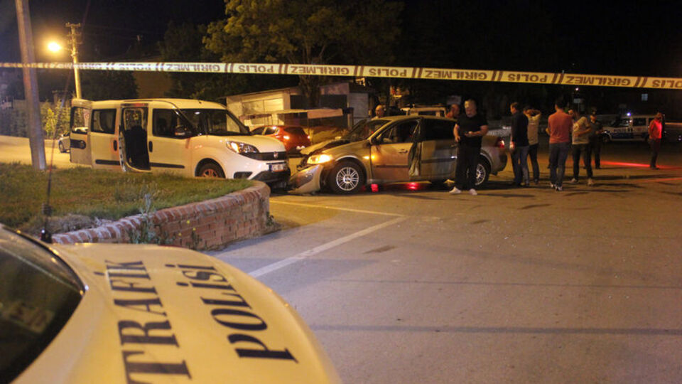 Polis aracı ile otomobil çarpıştı: 2'si polis, 5 yaralı