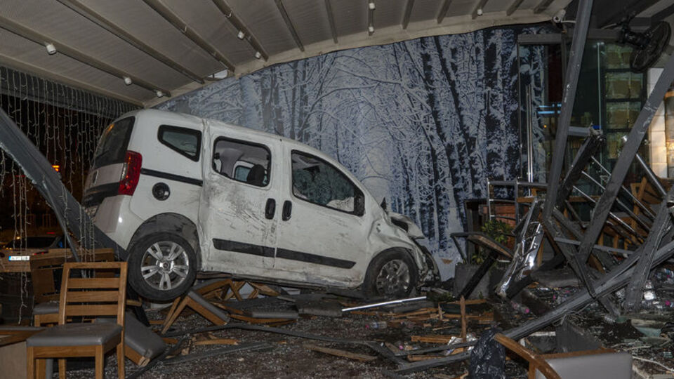 Başkent'te otomobil kafeye daldı