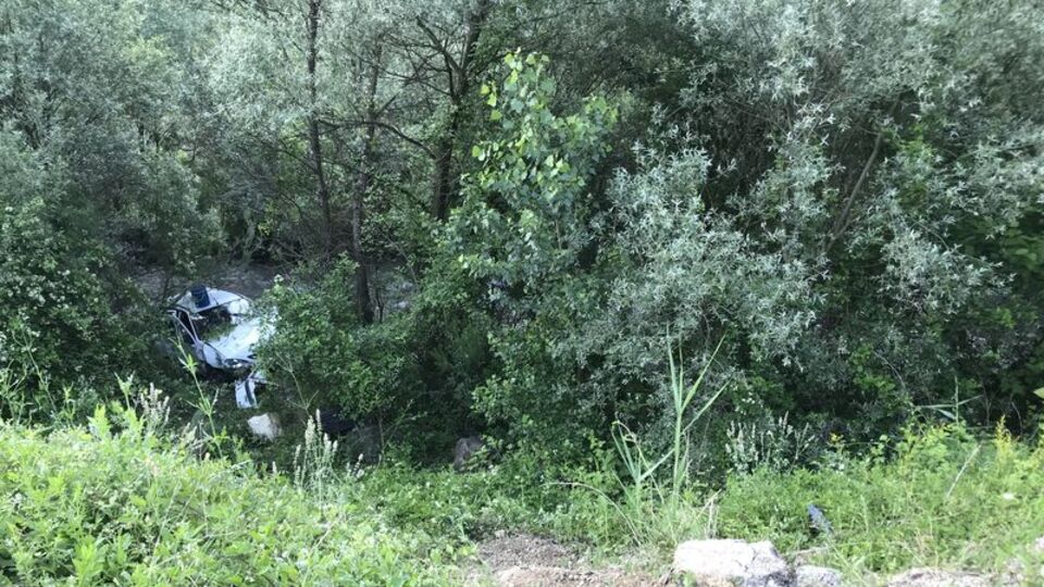 10 metreden çaya devrildi: 6 yaralı