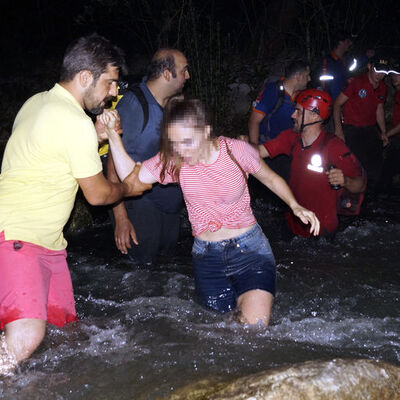 Öğretmenlere insan zinciri! Böyle kurtarıldılar