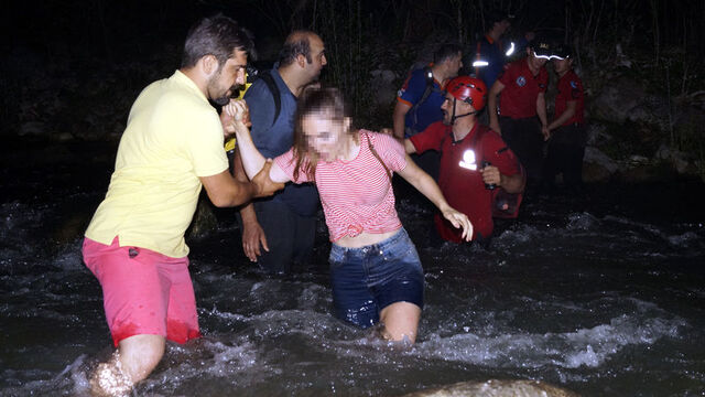 Öğretmenlere insan zinciri! Böyle kurtarıldılar
