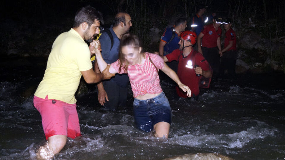 Öğretmenlere insan zinciri! Böyle kurtarıldılar