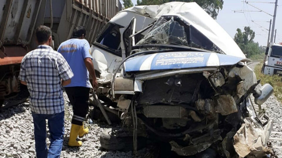 Tren minibüse çarptı: Ölü ve yaralılar var