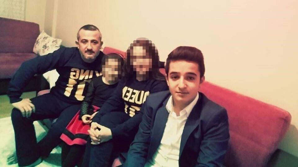 Babasını bıçakladı!