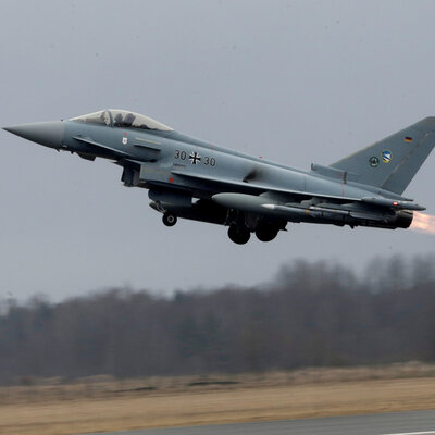 Almanya'da iki savaş uçağı düştü!