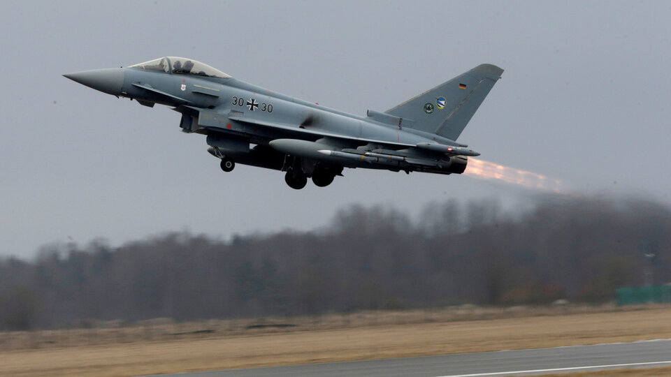 Almanya'da iki savaş uçağı düştü!