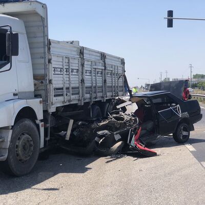 120 km ile çarptı: 1 ölü, 3 yaralı