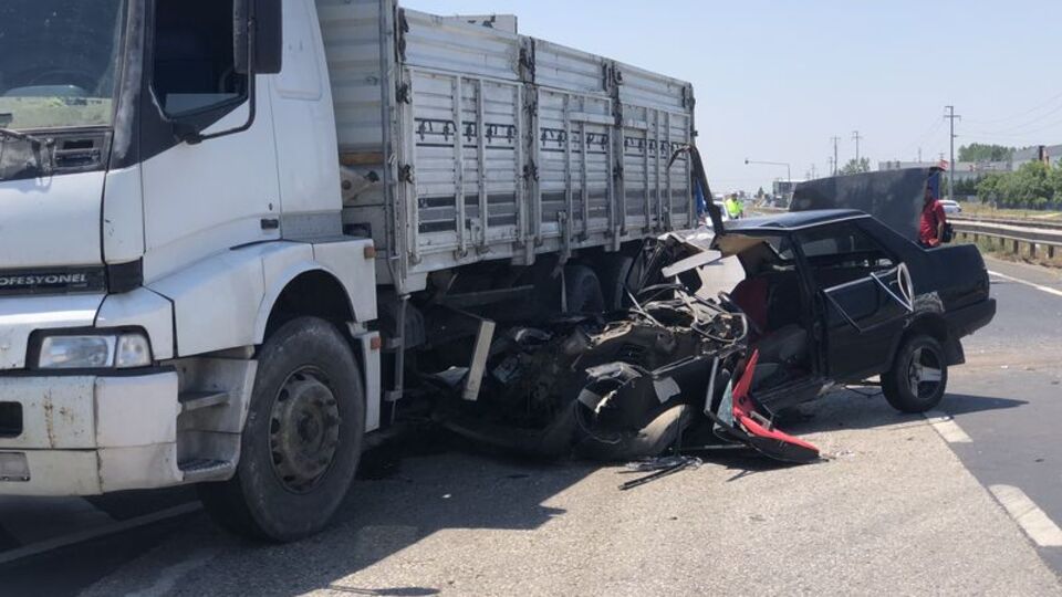 120 km ile çarptı: 1 ölü, 3 yaralı