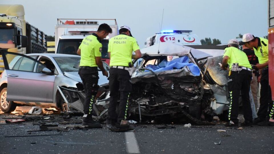 İzmir'de feci kaza! 3 ölü, 1 yaralı