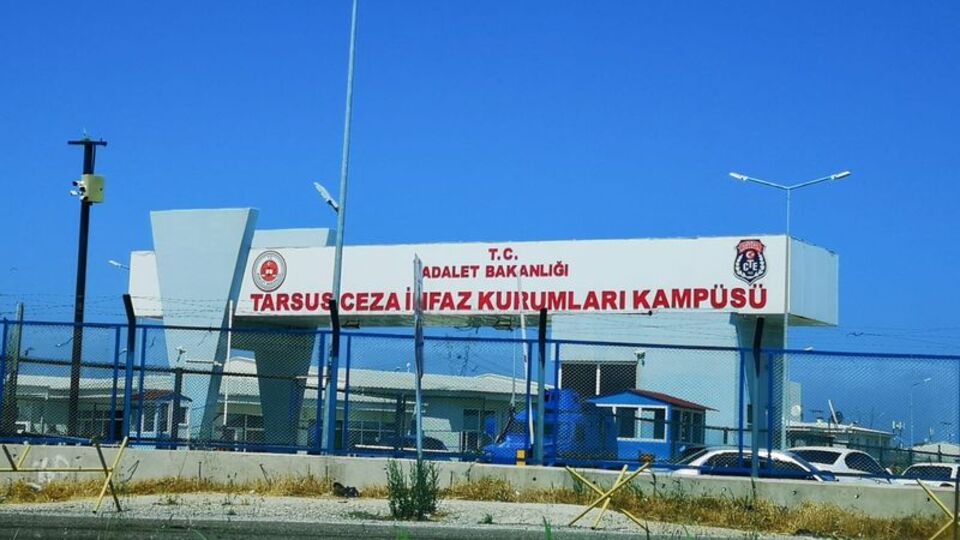 Hükümlü koğuşu ateşe verdi