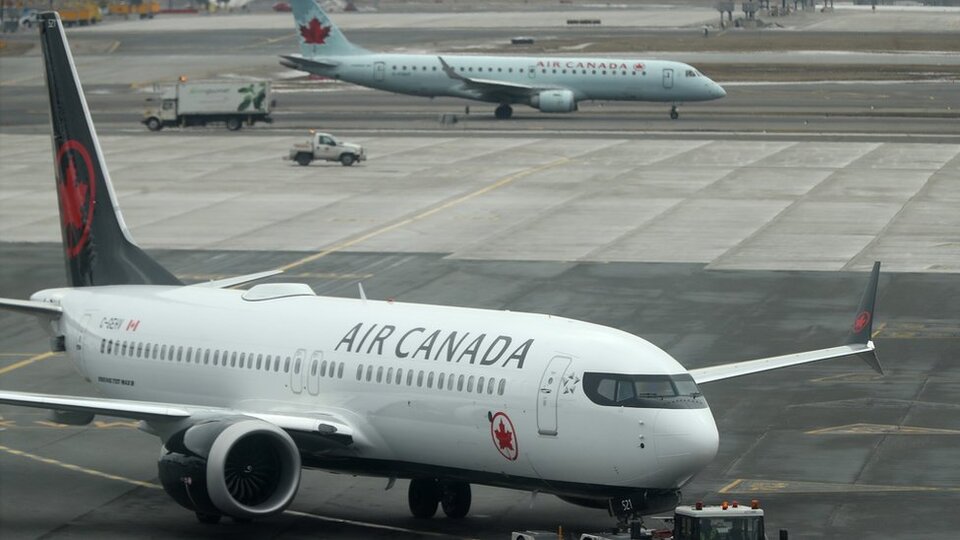 Kanada'da uçuşta uyuyakalan kadın unutuldu, park halindeki karanlık uçakta uyandı