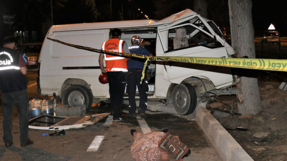 Kamyonet, ağaca çarptı: 1 ölü, 6 yaralı