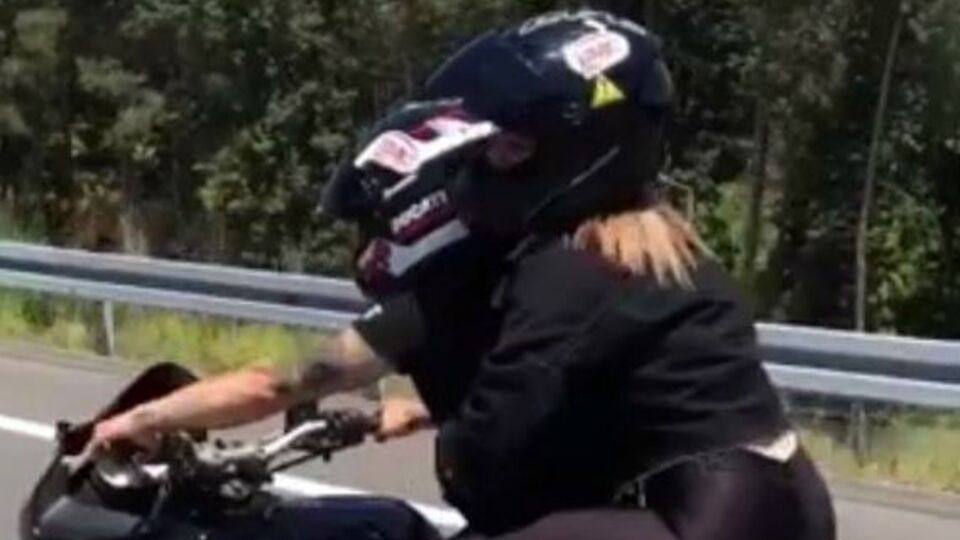 Motosiklette yaptığı akılalmaz!