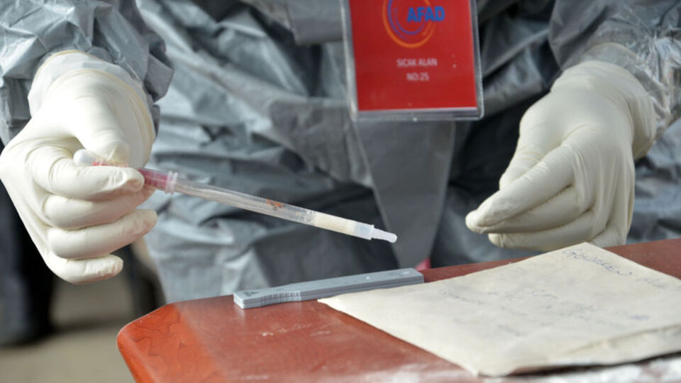 Adliyede zarftan çıkan toz paniği!