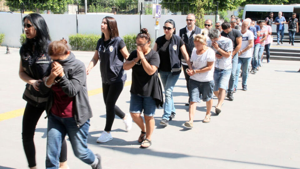 Boşanma aşamasındaki zengin kadınlara tuzak