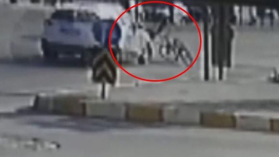 Bisikletli genci iki araç ezdi!