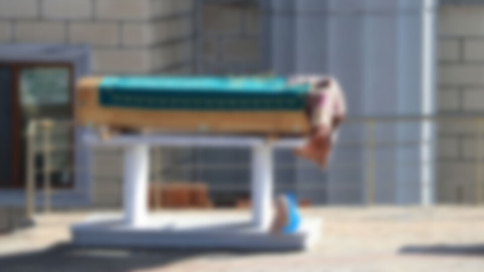 Cenazede kadınlar birbirine girdi!