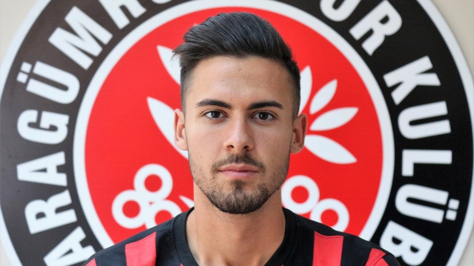 "Üç büyükler onun peşinde!"