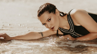 Demet Akalın 'Esiyor'