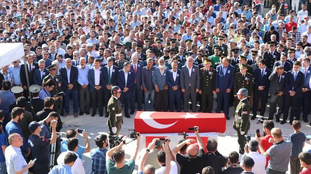Şehit Uzman Onbaşı'yı binler uğurladı