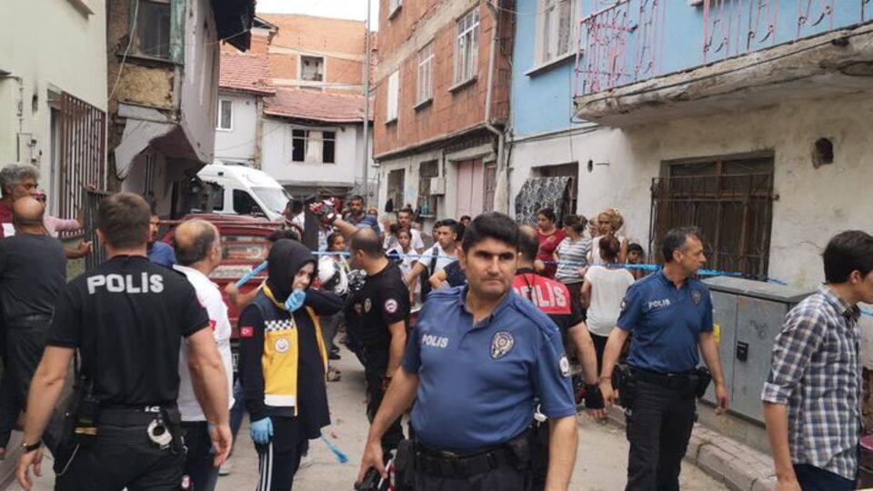 Evinde asılı halde ölü bulundu