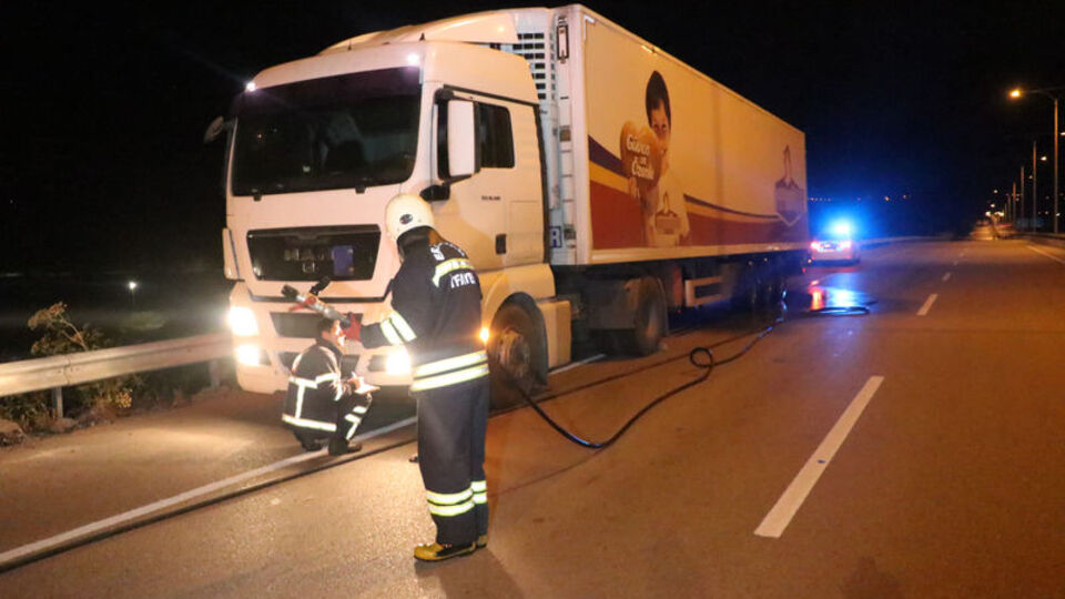 Freni boşalan TIR, güçlükle durduruldu