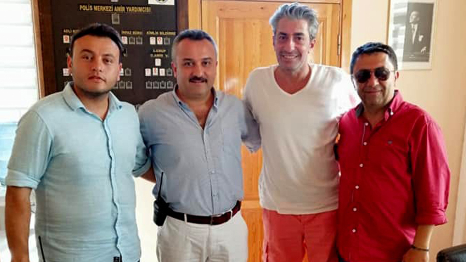 Ünlü oyuncu Alaçatı Polis Merkezini ziyaret etti