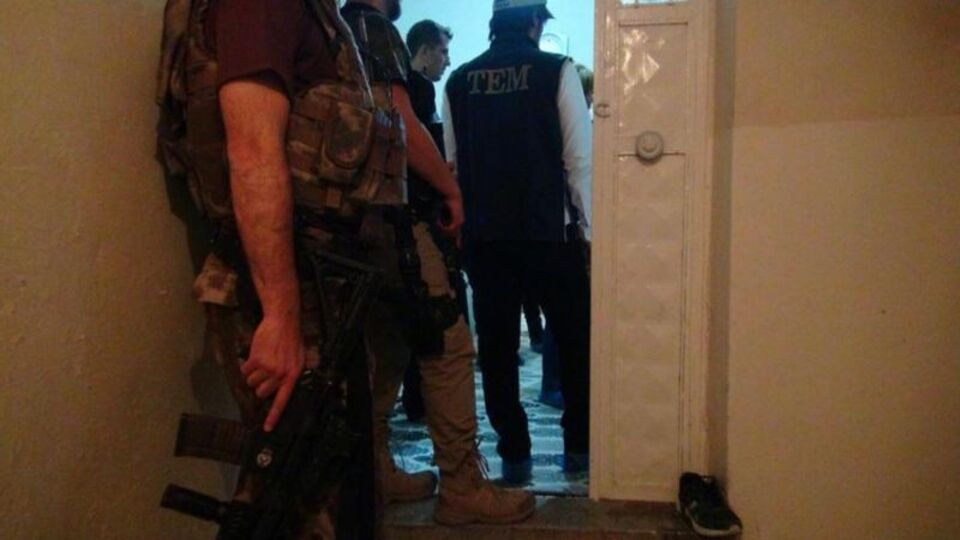 Polis aracına saldırıya 8 gözaltı