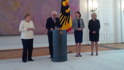 Yine titredi! Merkel hasta mı?