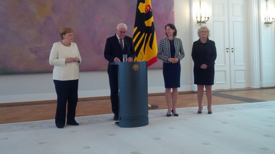 Yine titredi! Merkel hasta mı?