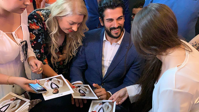 Romanya'da Burak Özçivit izdihamı