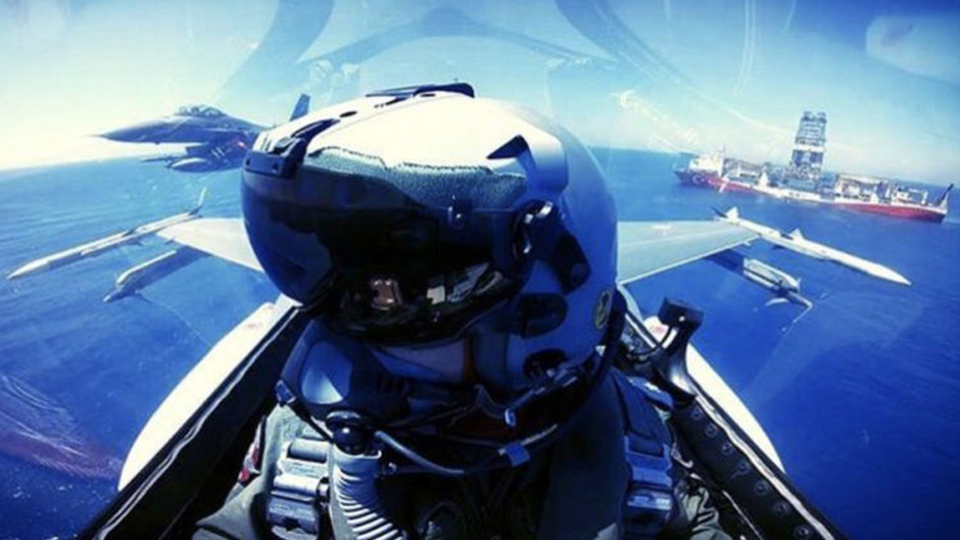 Türk F-16'ları 'Yavuz'u selamladı!