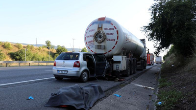 Otomobil park halindeki LPG tankerine çarptı