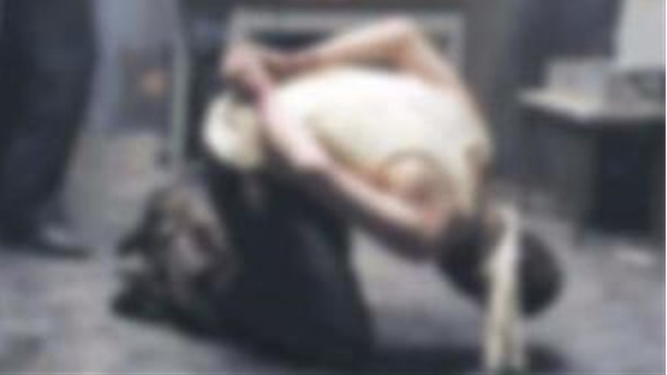 Kelepçeli zanlıya darba işkence kararı