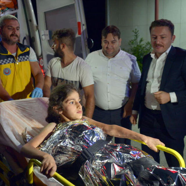 Kayıp kız çocuğu ormanda uyurken bulundu