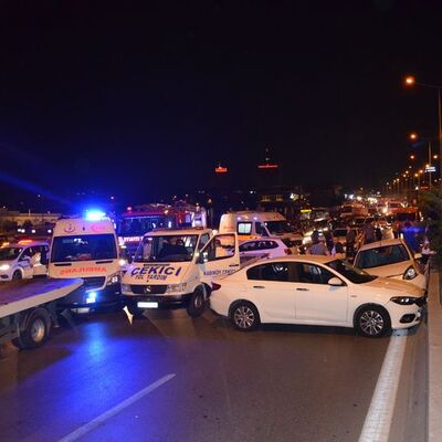 Kadıköy'de 8 araç birbirine girdi: 7 yaralı