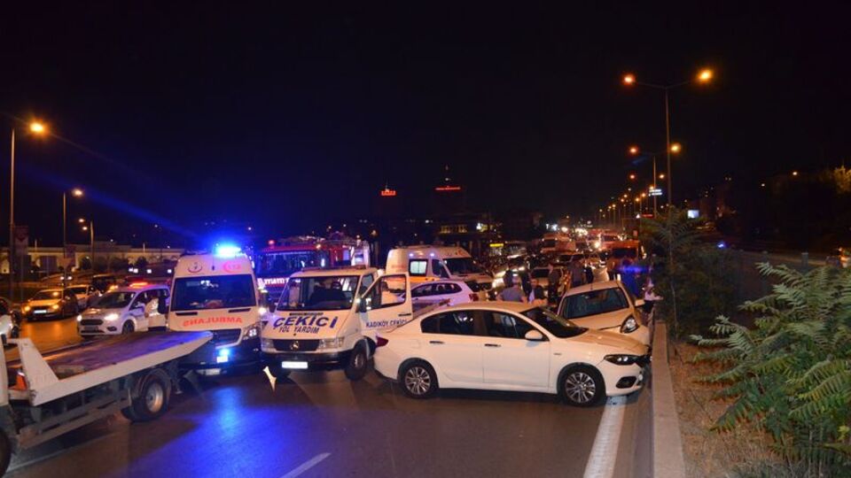 Kadıköy'de 8 araç birbirine girdi: 7 yaralı
