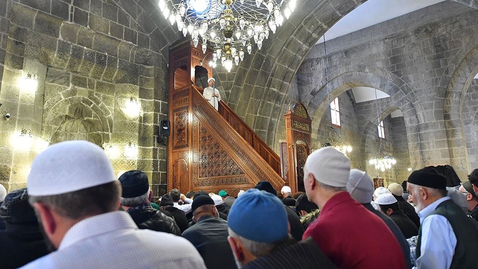 Cuma namazı nasıl kılınır? Abdest nasıl alınır?