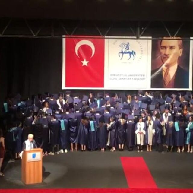 Mezuniyet töreninde dekana sırtlarını döndüler