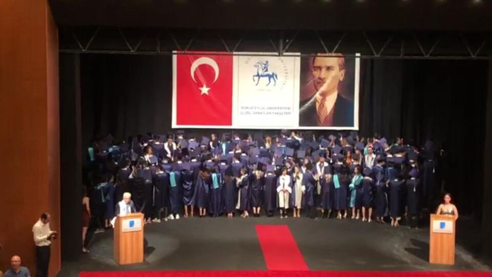 Mezuniyet töreninde dekana sırtlarını döndüler