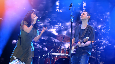 Ayşegül Aldinç Mor ve Ötesi sahnesinde