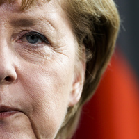 Merkel'in titreme nöbetlerinin sebebi yoğun baskı mı?