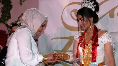 Aşiret düğününde servet takıldı!