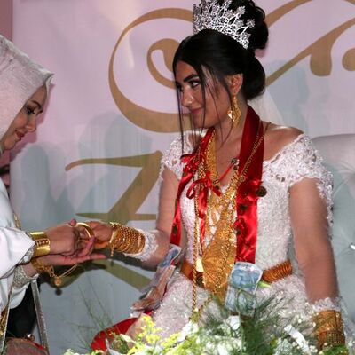 Aşiret düğününde servet takıldı!